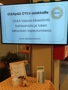 OLKA-pisteen näyttö Oulun yliopistollisessa sairaalassa, jossa teksti OLKApää OYS:n asiakkaille