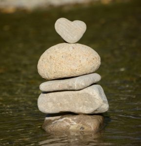 Järven veteen on kasattu viisi pientä ja erimuotoista kiveä päällekkäin. Ylimpänä on sydämen muotoinen kivi.