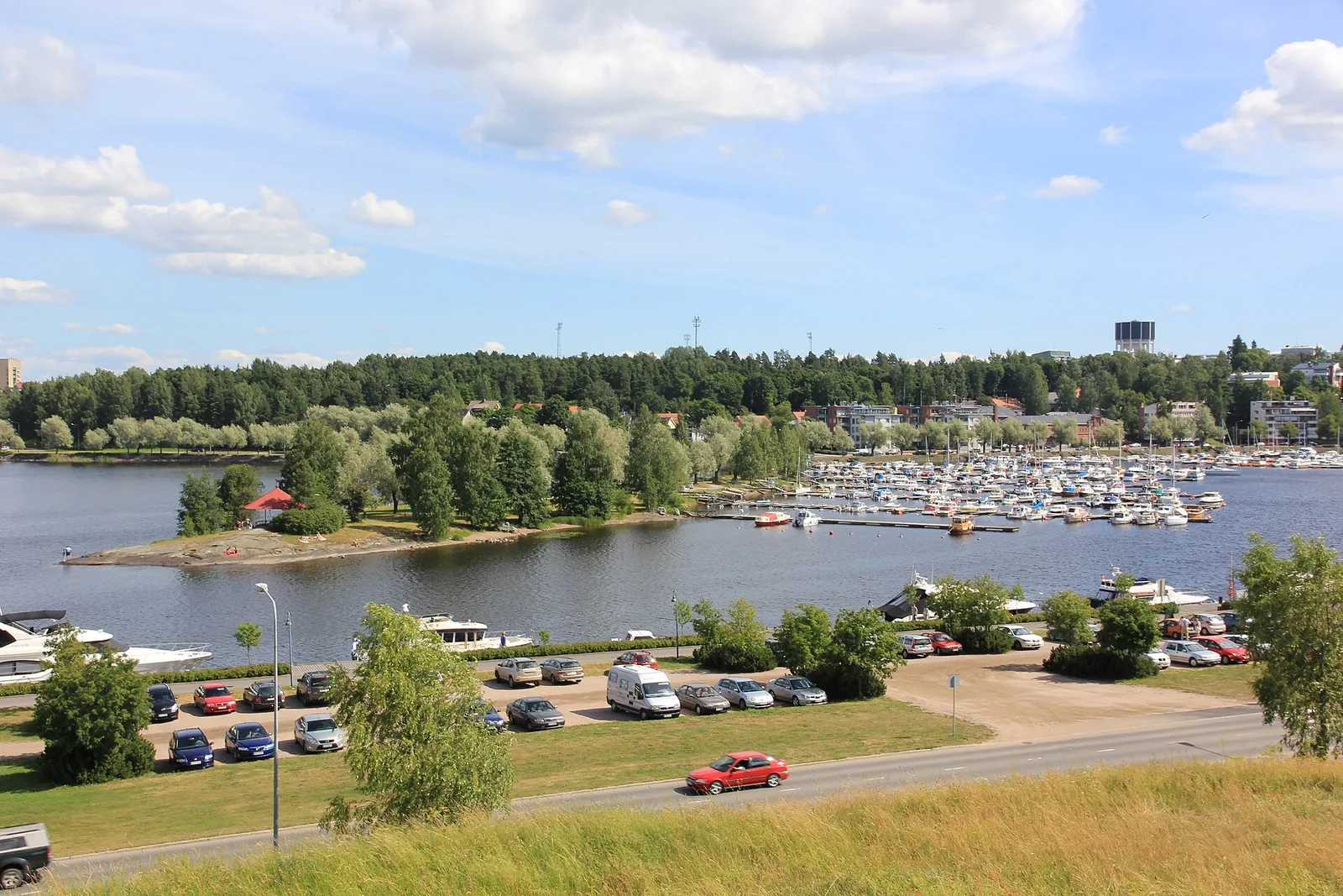 Satama ja veneitä järven rannalla kesäpäivänä