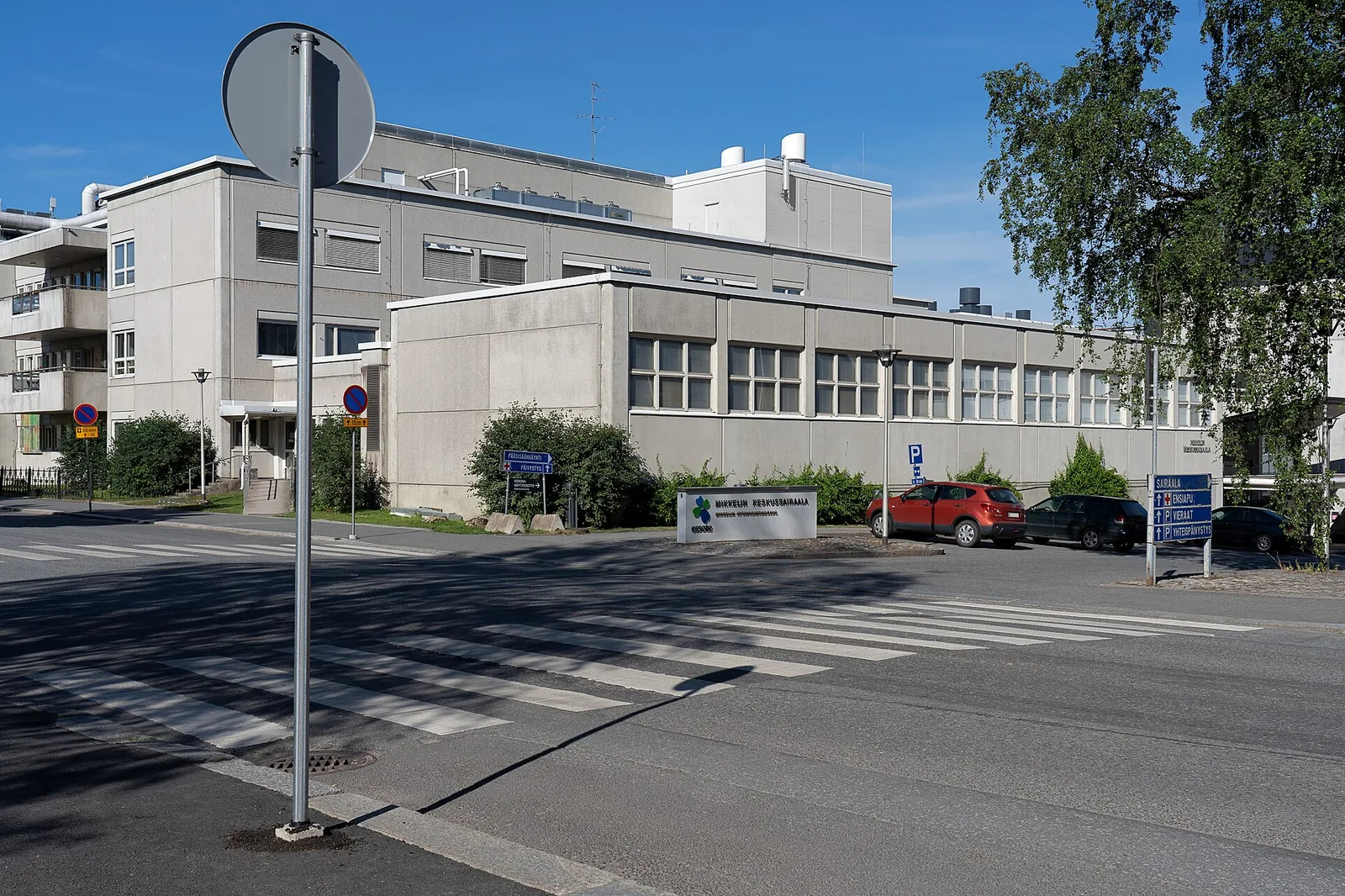 Mikkelin keskussairaalan rakennus kadun varrella kesäpäivänä
