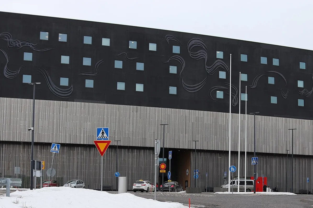 Keski-Suomen keskussairaala Nova, tumma ja harmaa sairaalarakennus