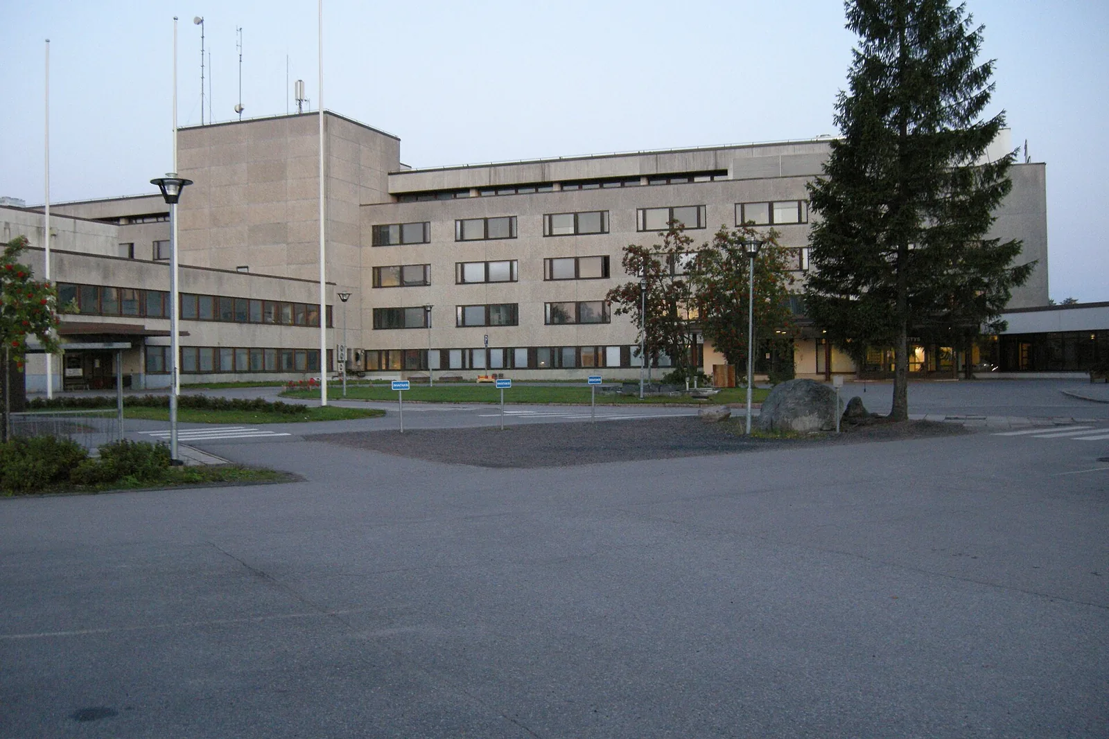 Suuri sairaalarakennus ja piha-alue