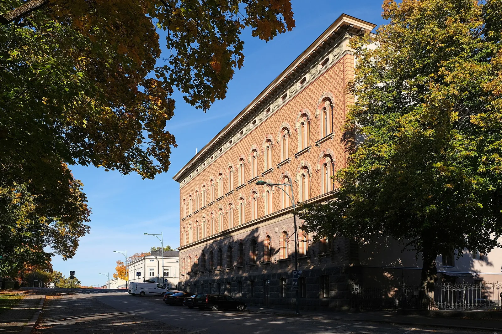 Punatiilinen koristeellinen kaupungintalo syksyisessä auringonvalossa