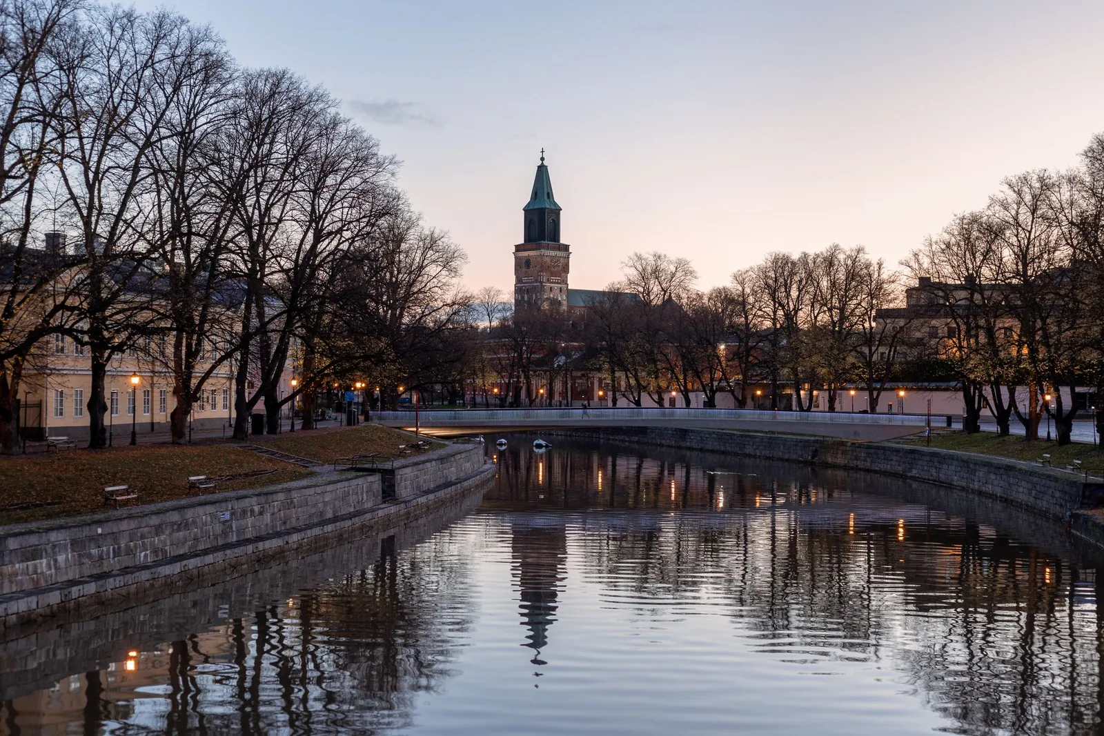 Turun tuomiokirkko ja Aurajoki hämärässä
