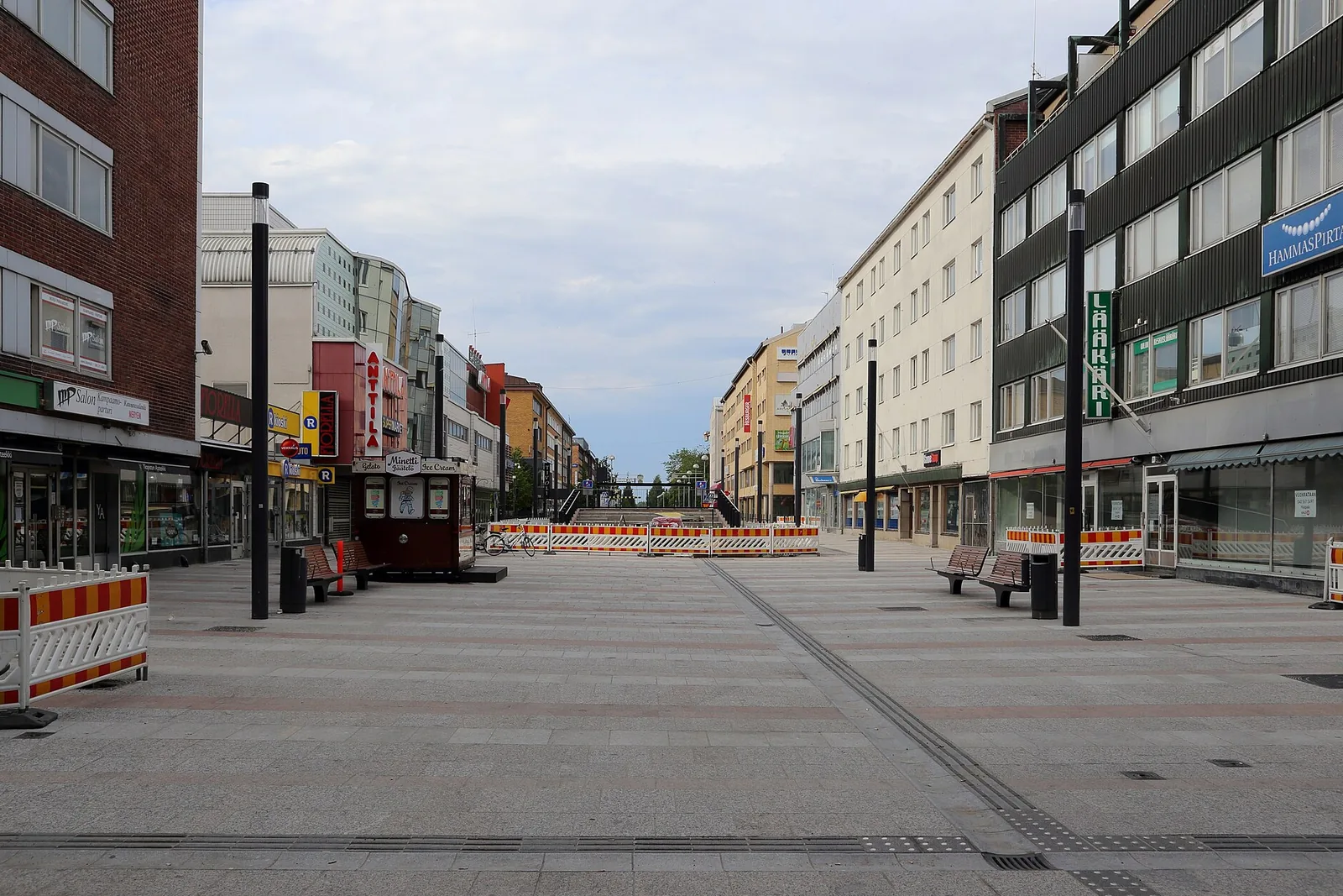 Kävelykatu kaupungin keskustassa, molemmin puolin liiketaloja
