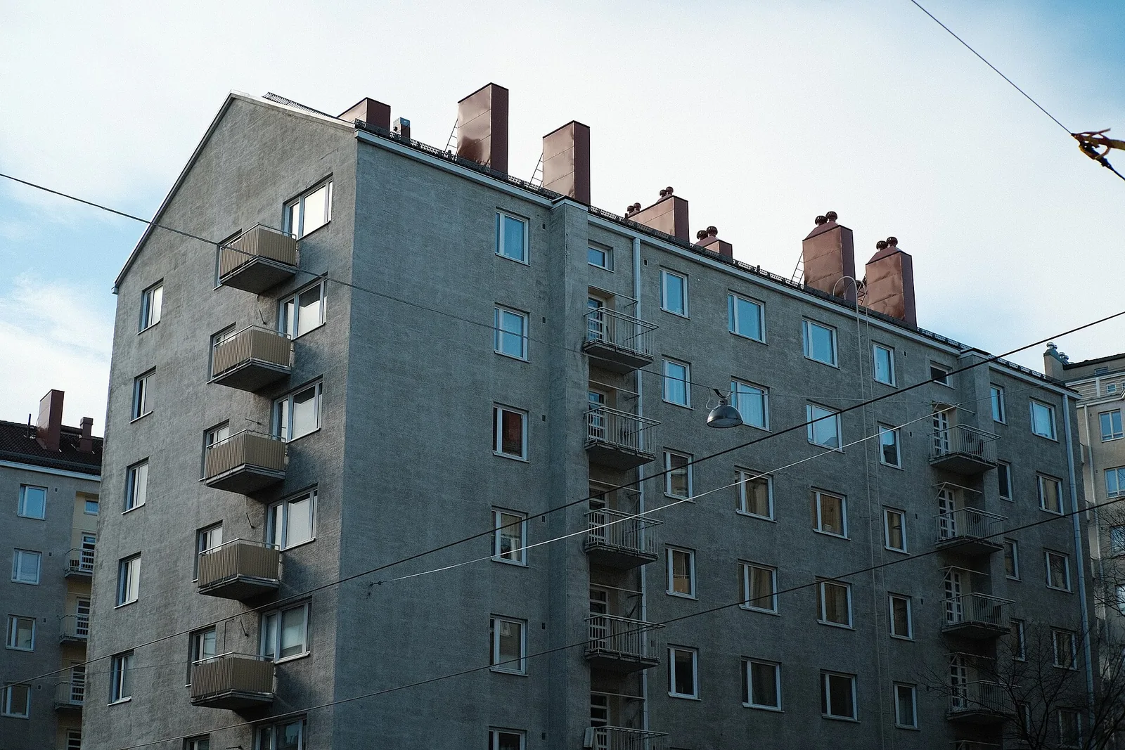 Kerrostalo kadun kulmassa kaupunkiympäristössä