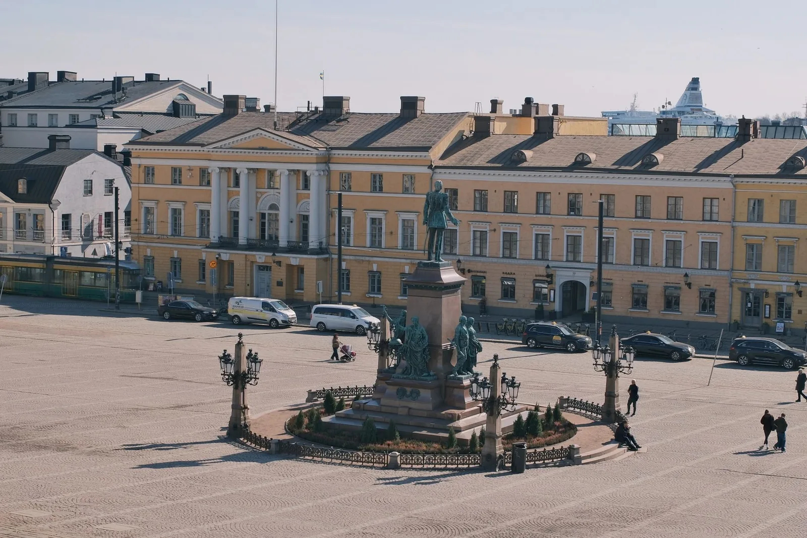 Ilmakuva suuren aukion keskellä olevasta patsaasta ja ympäröivistä rakennuksista