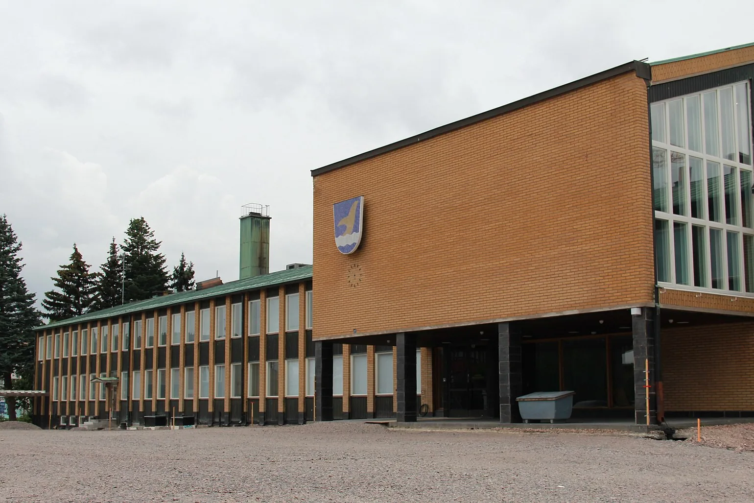 Kaupungintalon tiilinen julkisivu ja sisäänkäynti