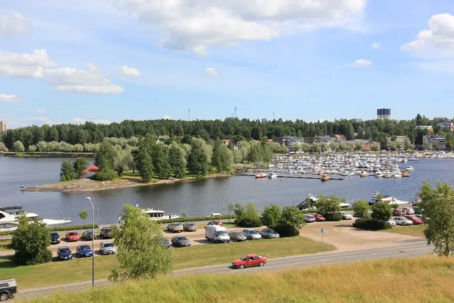 Satama ja veneitä järven rannalla kesäpäivänä