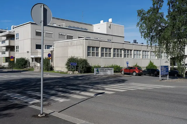 Mikkelin keskussairaalan rakennus kadun varrella kesäpäivänä
