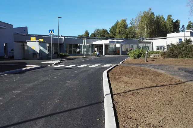 Sairaalan rakennus ja sen edusta pihatien varrella