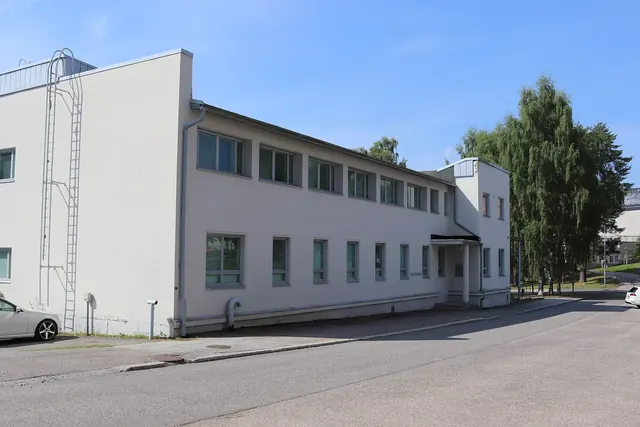 Sairaalan valkoinen rakennus kadun varrella