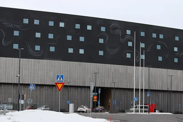 Keski-Suomen keskussairaala Nova, tumma ja harmaa sairaalarakennus