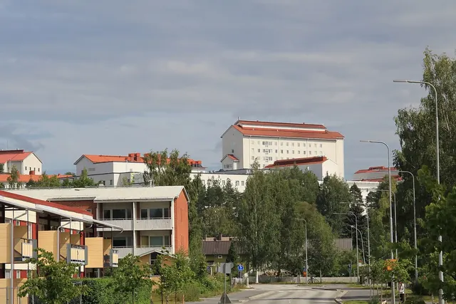 Pohjois-Karjalan keskussairaalan rakennukset kesäisen asuinalueen takana