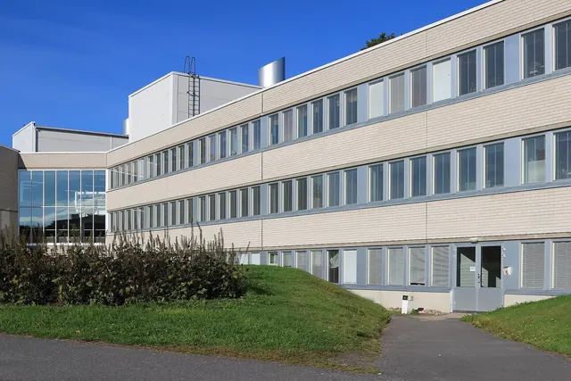 Yliopistollisen sairaalan rakennus nurmikon takana