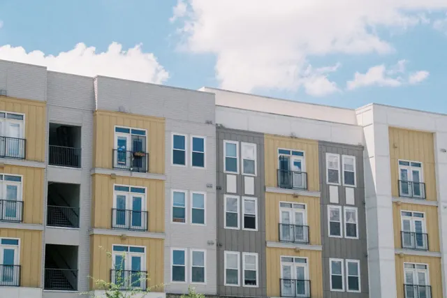 Kerrostalon julkisivu parvekkeineen