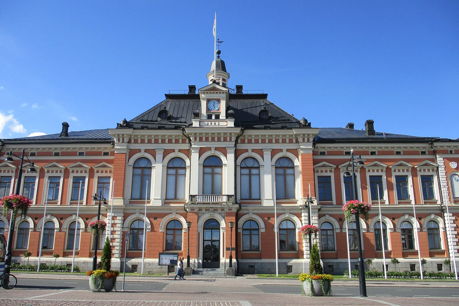 Punatiilinen kaupungintalo torin laidalla