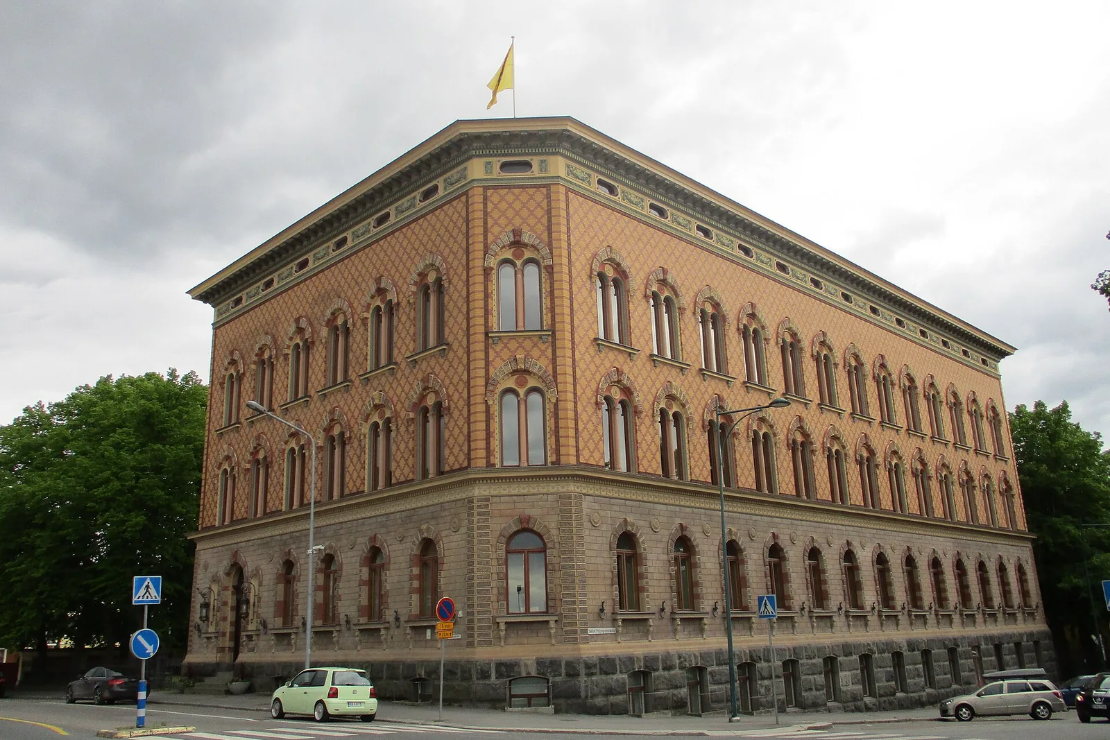 Kaupungintalon historiallinen tiilirakennus kadunkulmassa