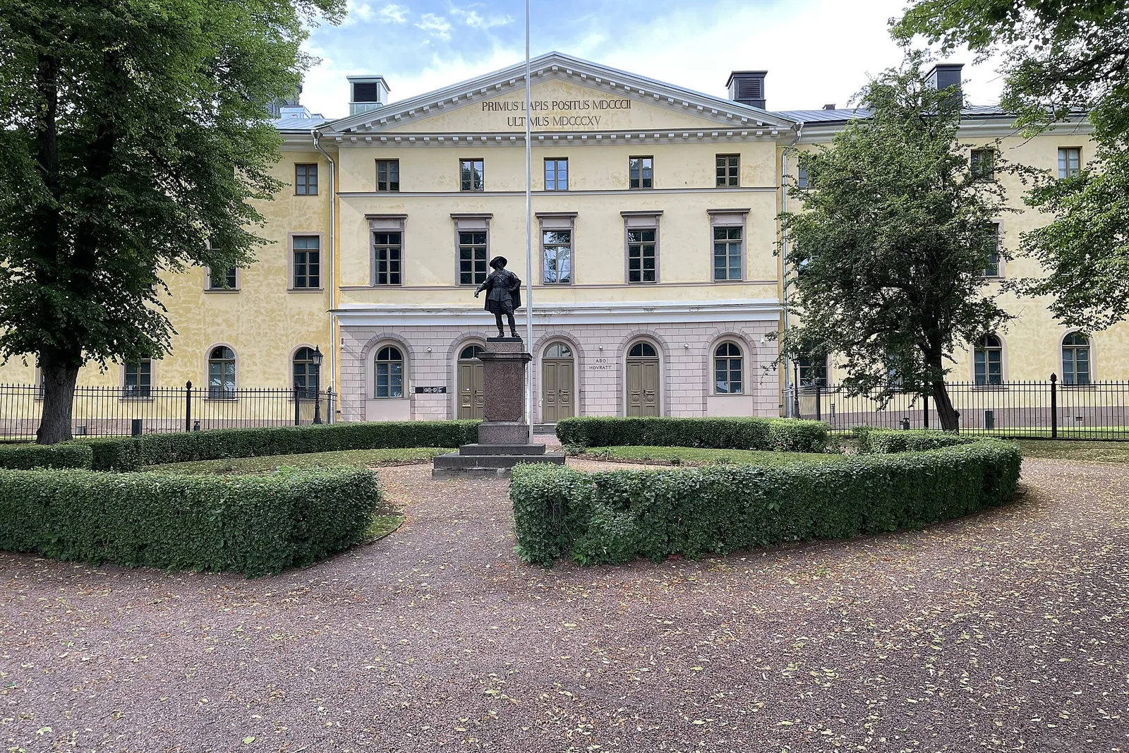 Keltainen uusklassinen hovioikeuden rakennus puistoineen