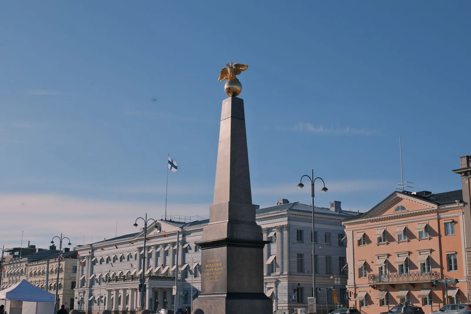 Obeliski ja empire-tyylisiä rakennuksia torin laidalla