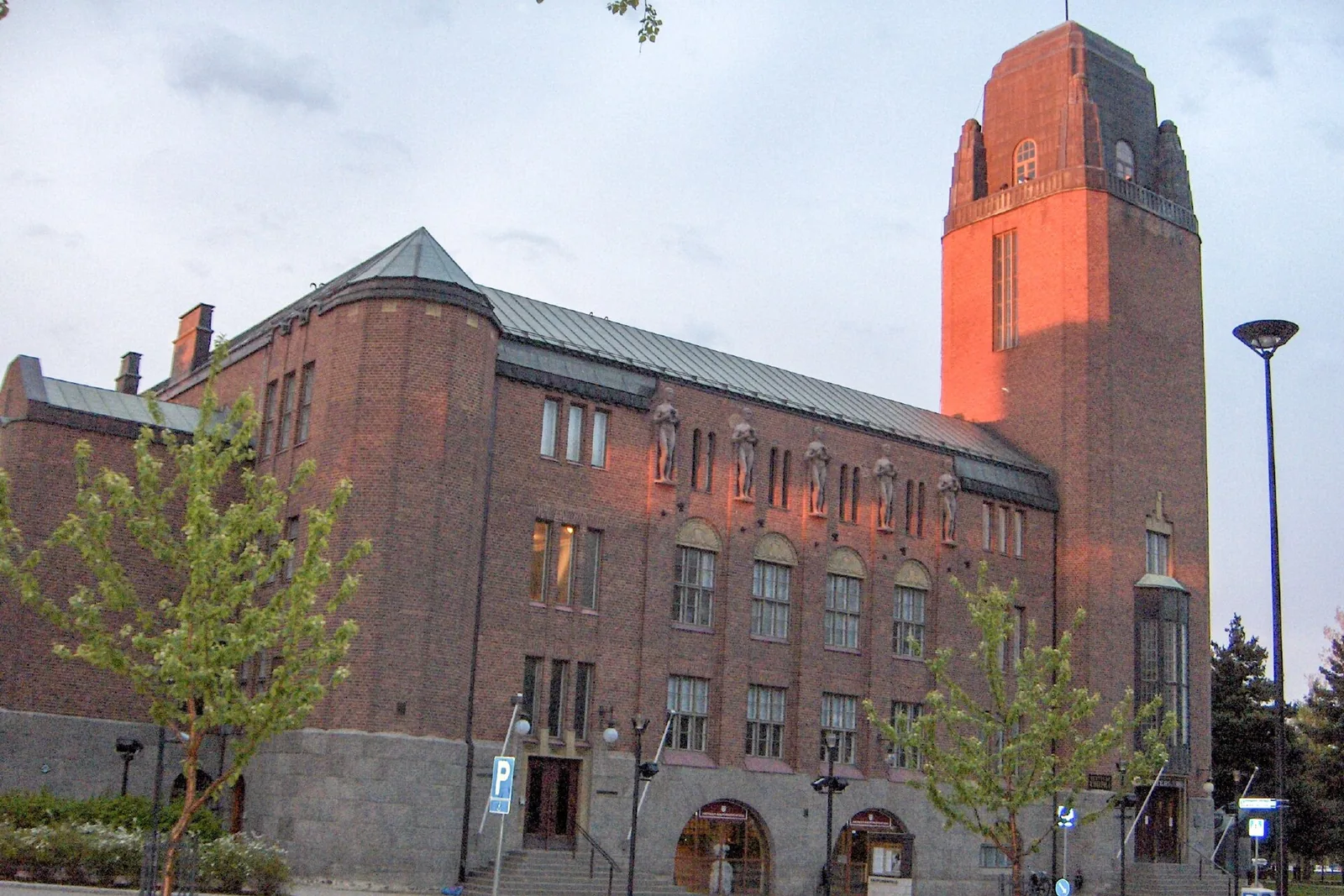 Punatiilinen kaupungintalo torneineen kevätiltana