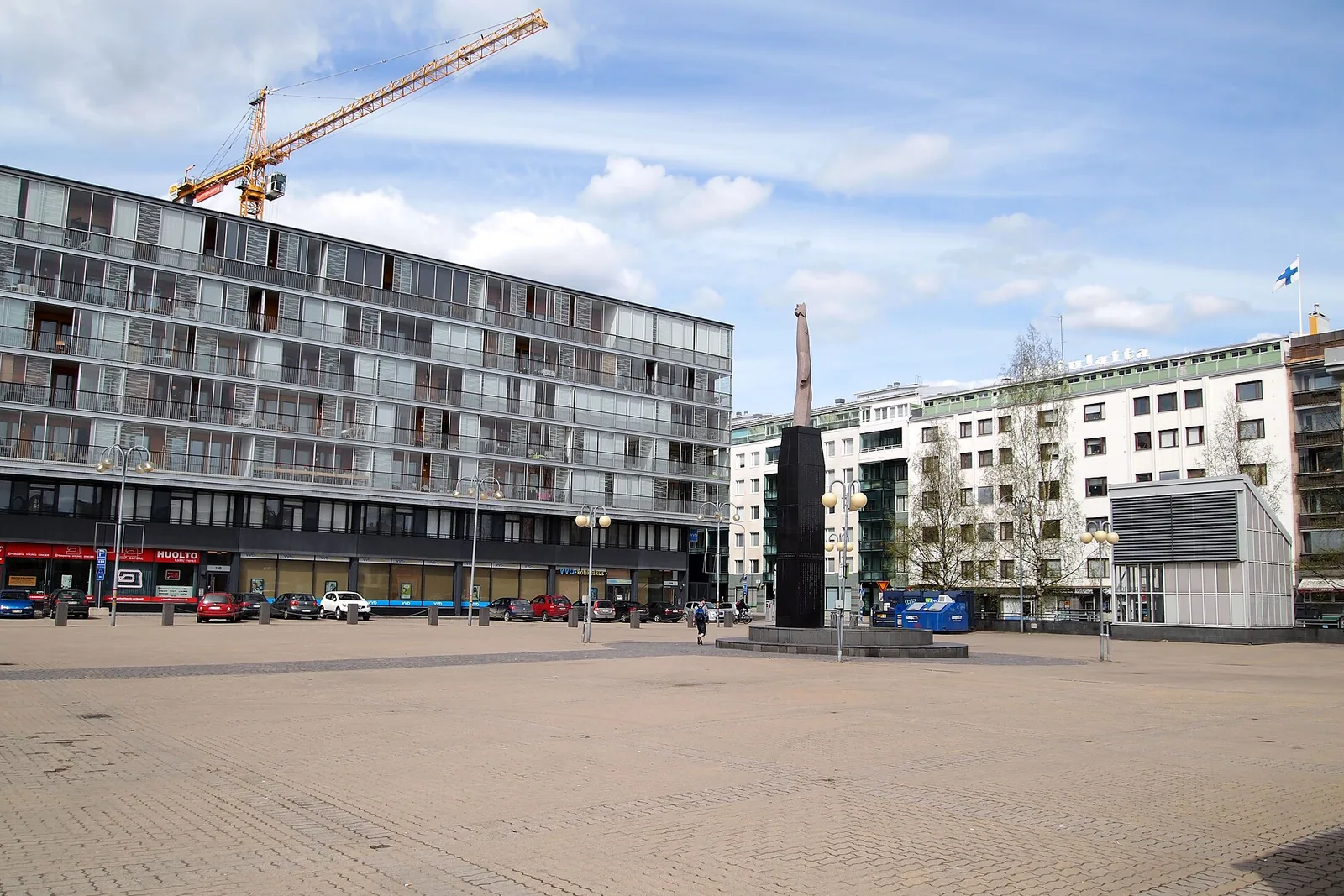 Tori ja sitÃ¤ ympÃ¤rÃ¶ivÃ¤t kerrostalot
