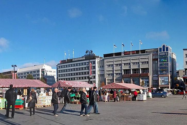 Kuopion kauppatori ja torin ympärillä olevat rakennukset aurinkoisena päivänä