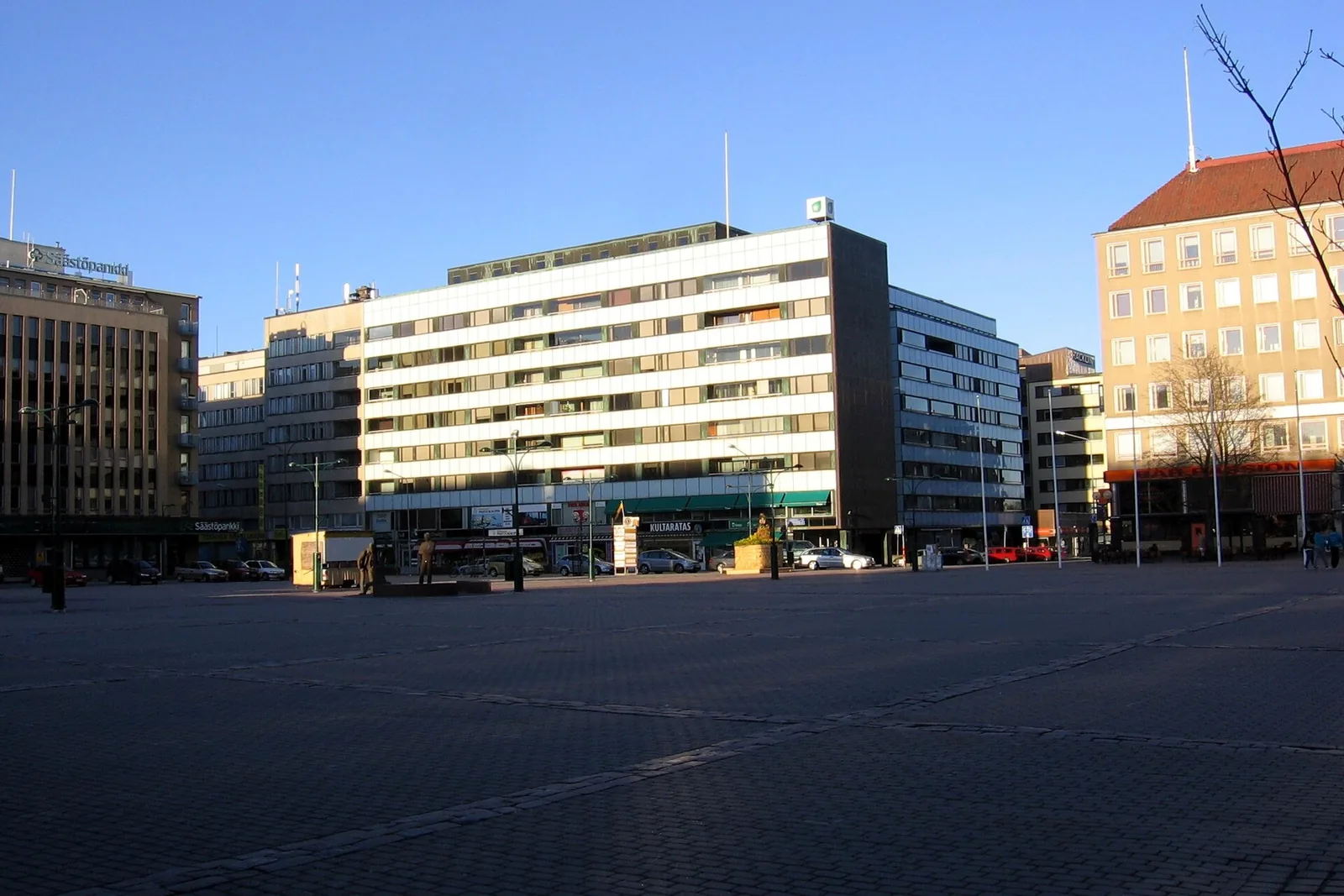 Tyhjä kauppatori ja sen ympärillä kerrostaloja