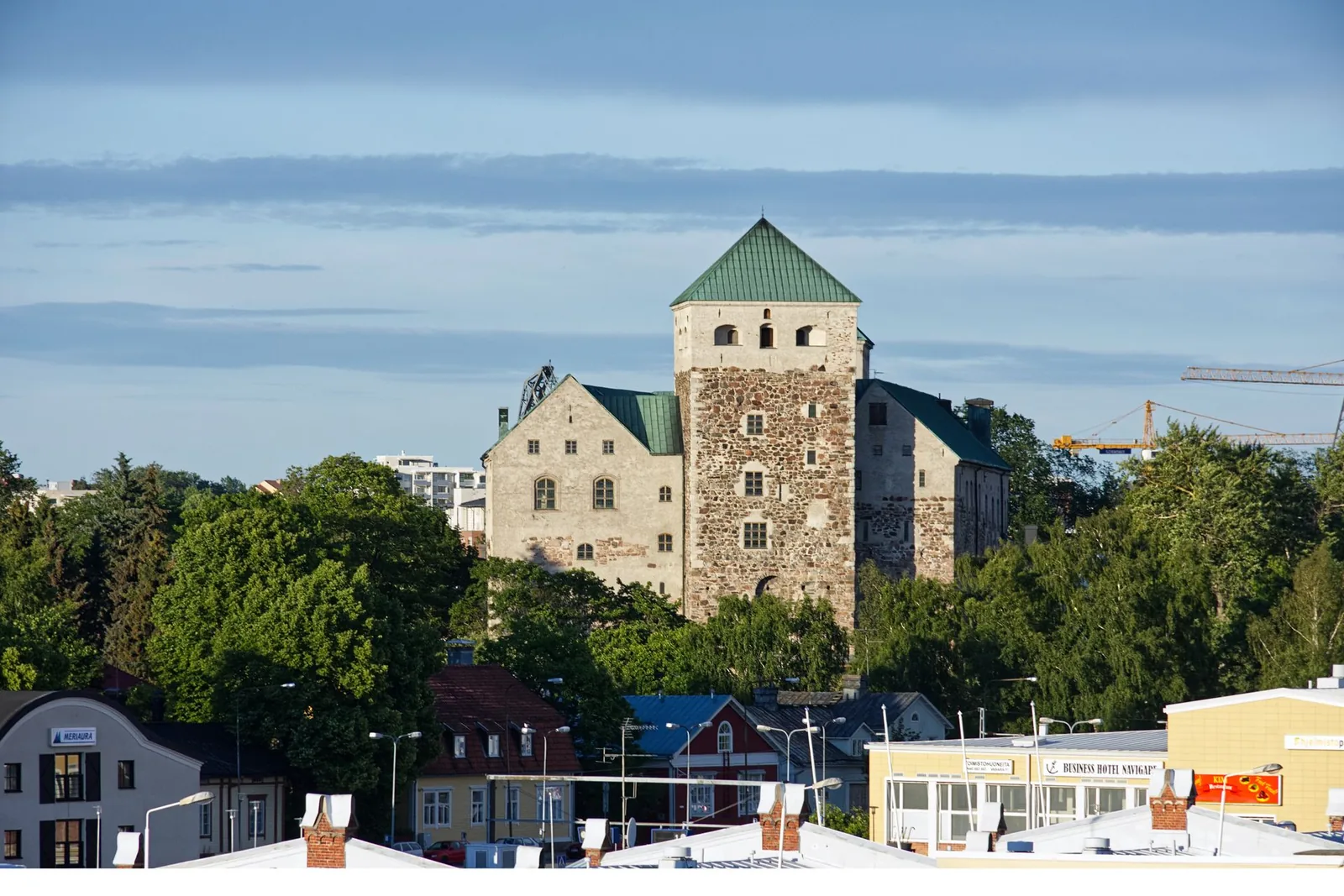 Keskiaikainen linna puiden takana
