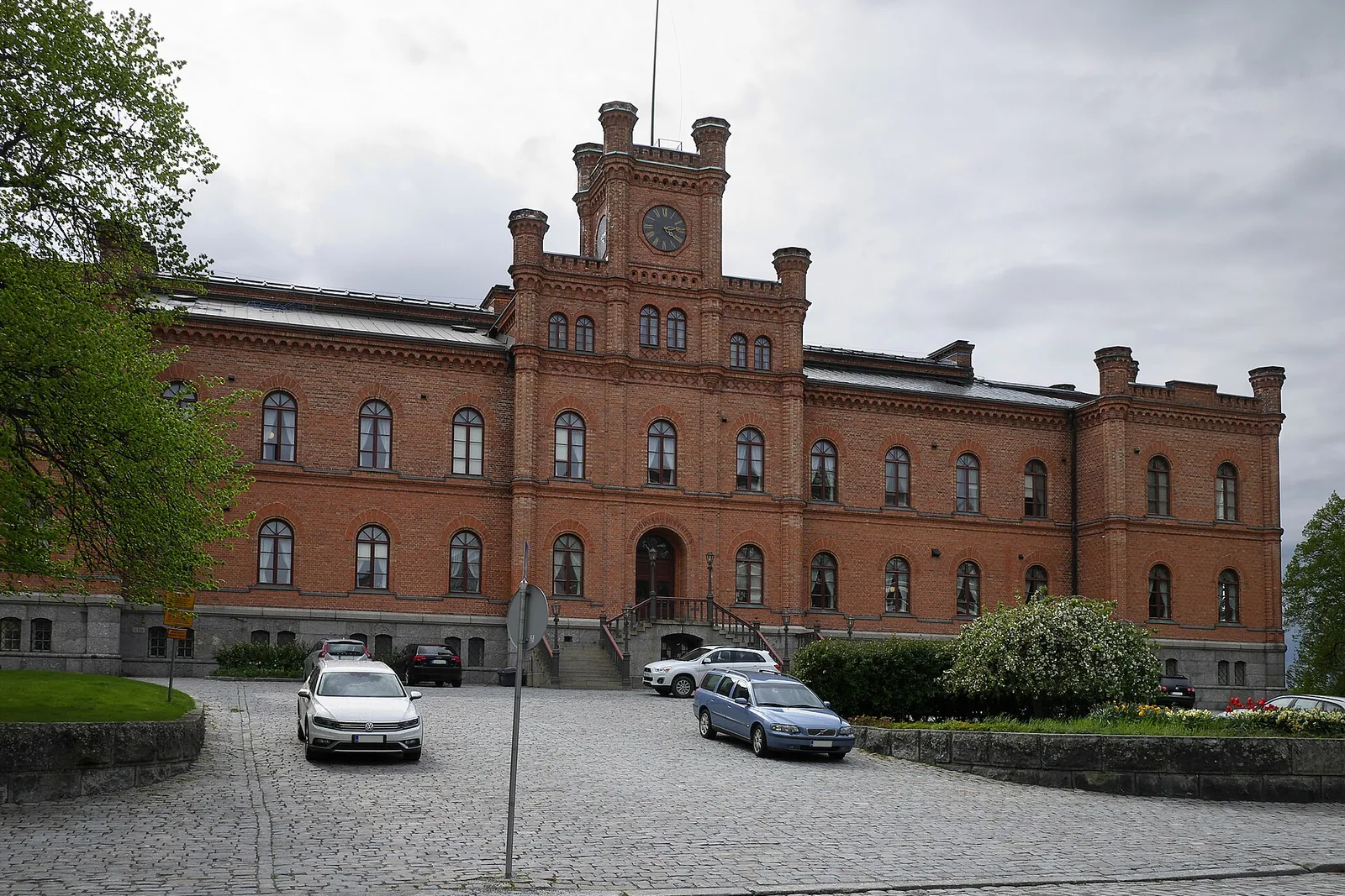 Punatiilinen kellotornillinen historiallinen virastorakennus